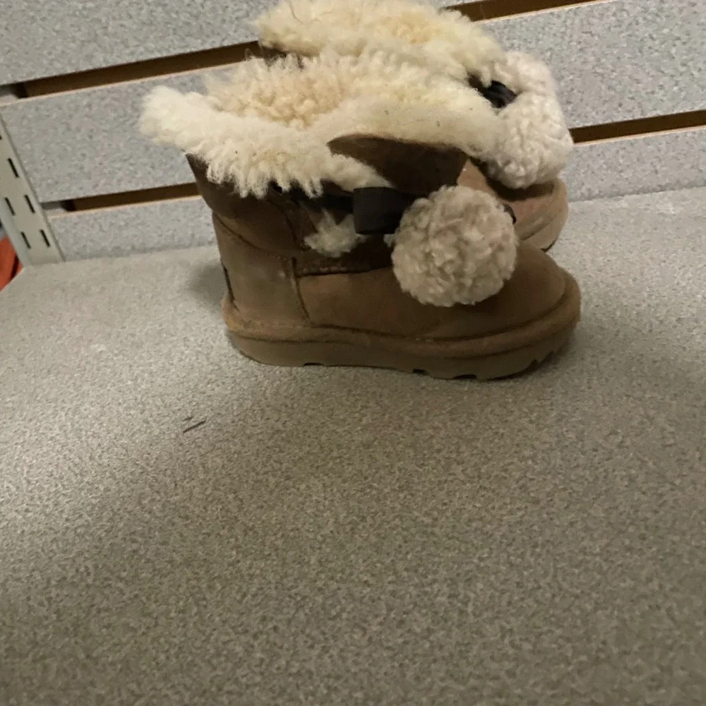 Kids UGG Boots Brown Sheepskin Lined Pom Pom Bow Size‎ 7 Toddler